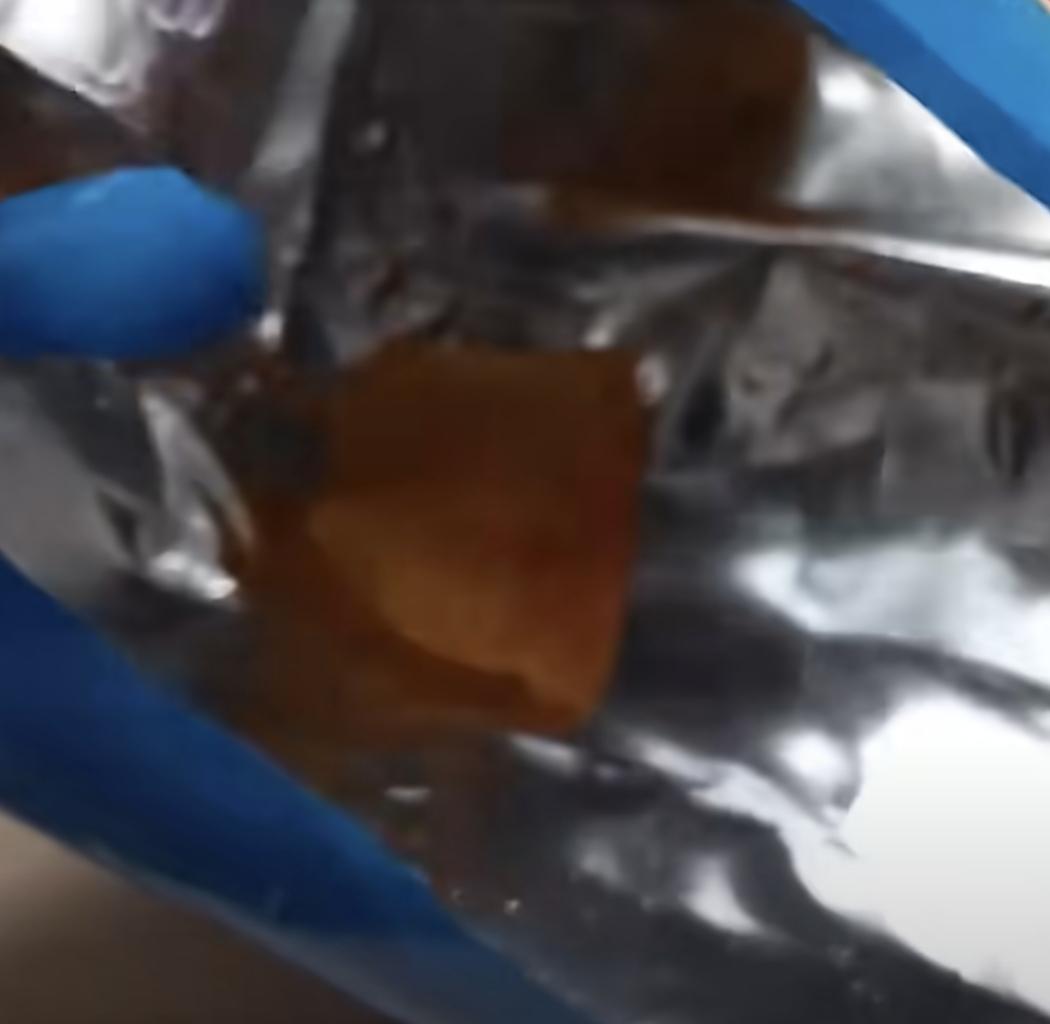 女子买12克薯片，
打开发现里面仅有一片及少量碎渣，
生气质问：“你不会心痛吗，