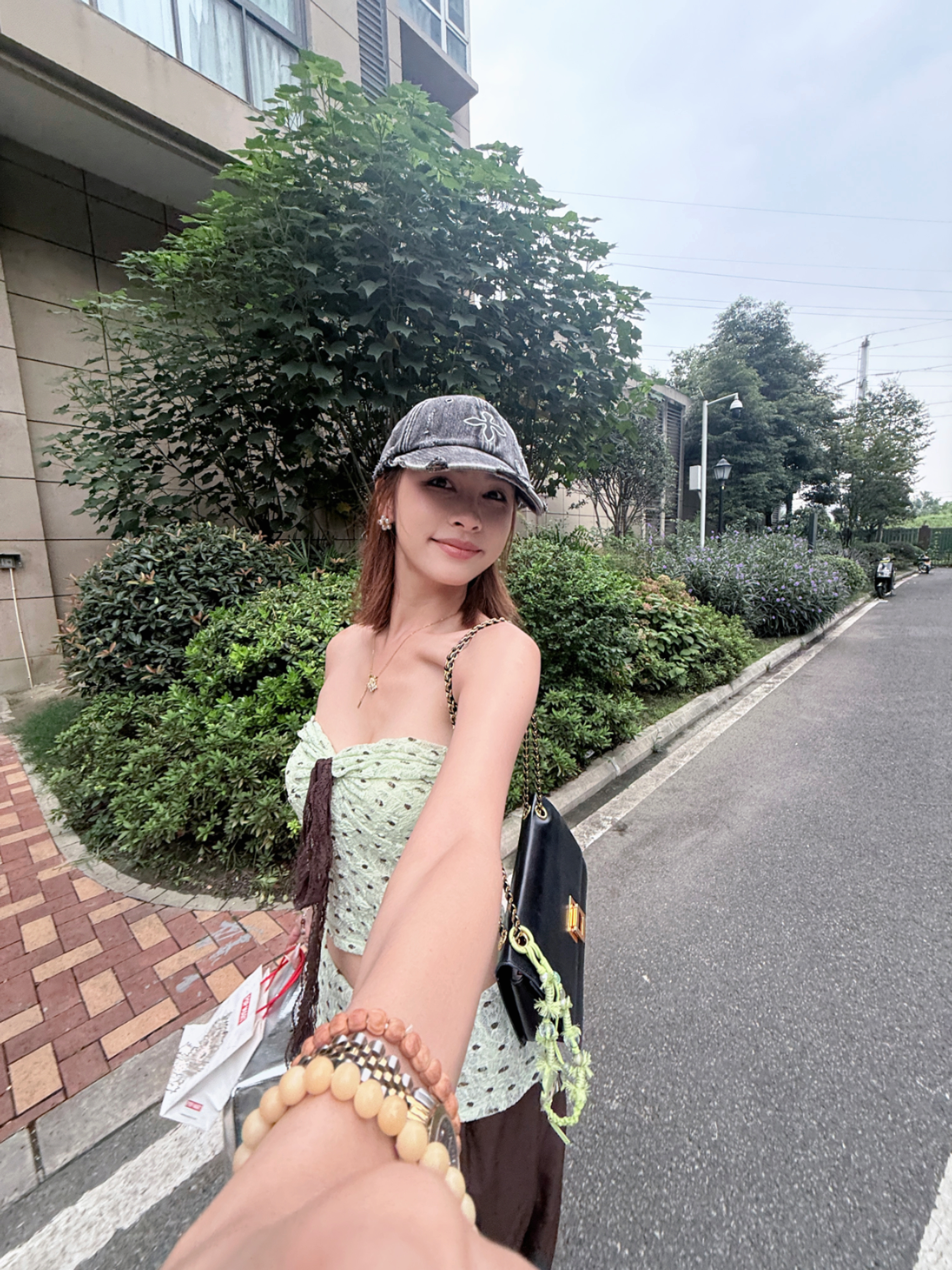 刚在泡泡玛特抽了个绿色的挂链，跟我今天的穿搭好配～🫧 成都