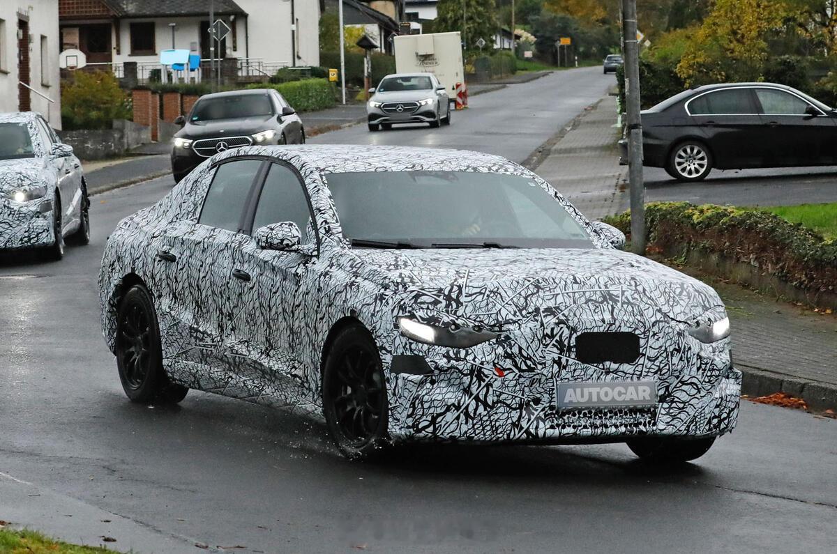 全新一代电动 在欧洲开始伪装路试，车将于2027年在英国上市，将取代现款 。据悉