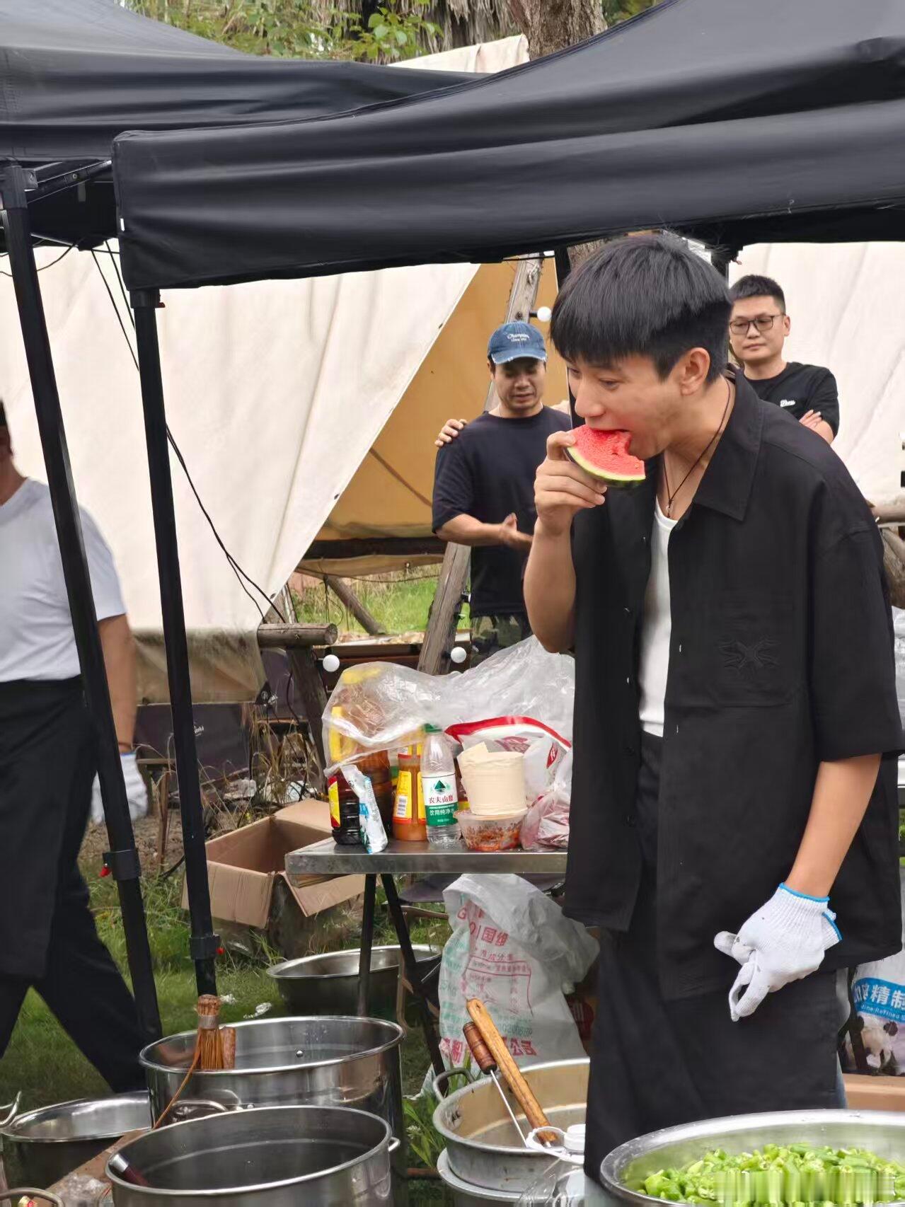 王子奇跟贾冰学上艺了王子奇也吃上贾冰做的饭了 看得出来王子奇跟贾冰学上艺了，简直