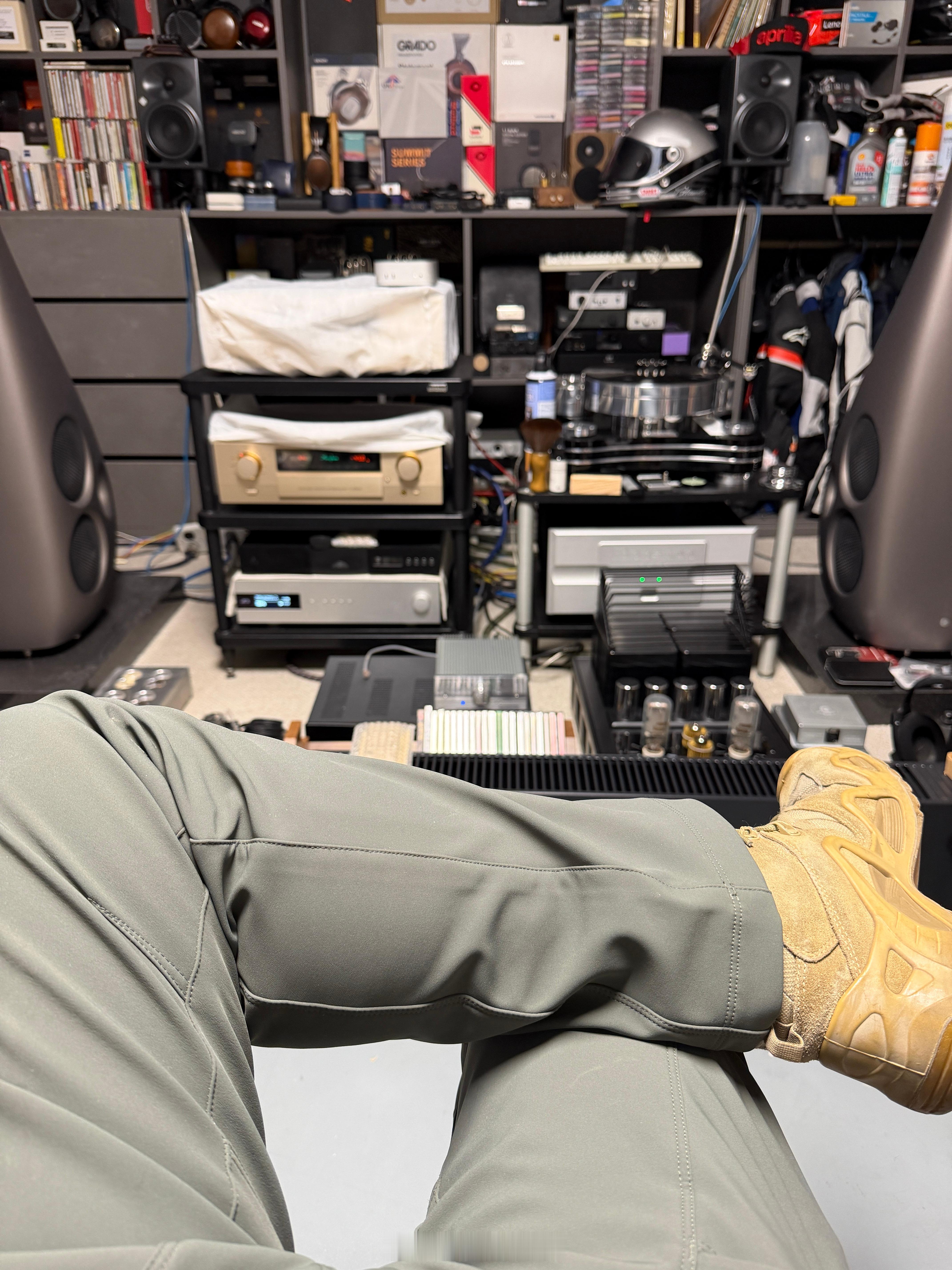 汇报下今日份的九段的hifi车库 优化进度，新地升屏安装到位，所有线材重新整理走