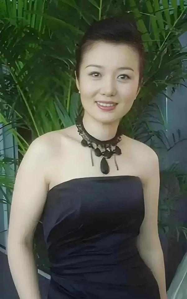 她这个年纪了，穿得少还有几分妩媚，穿着正装还显得大气稳重。人美人品好，穿什么观众