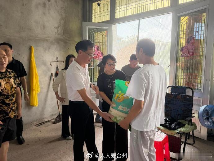 【慈善惠民台州椒小惠爱心礼包惠及2113户低保家庭 】近日，台州椒江开展“椒小惠