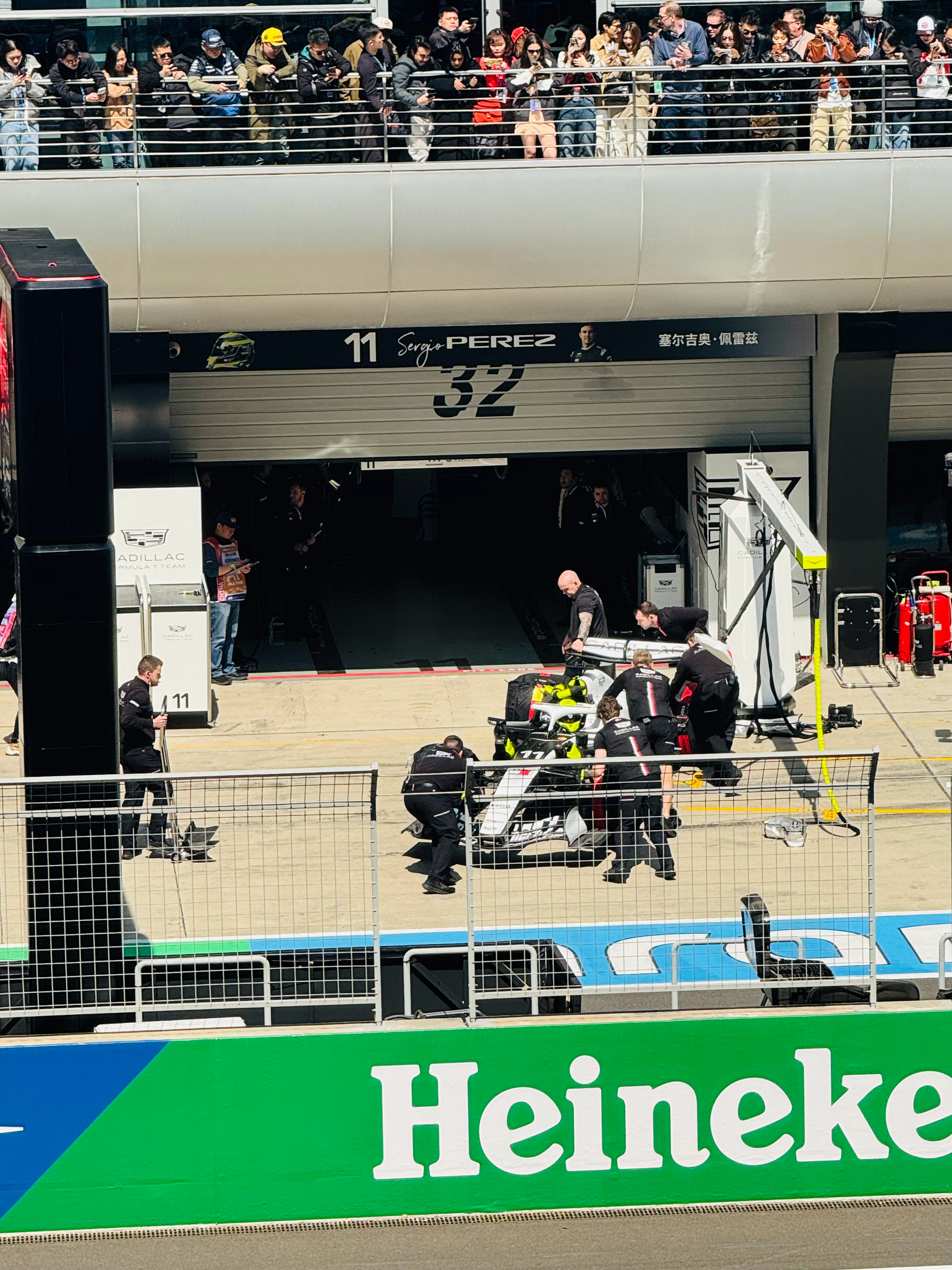 F1练习赛碎片，现场看到了好多女网红，过来凹个造型，然后走了…F1我与汽车的日常