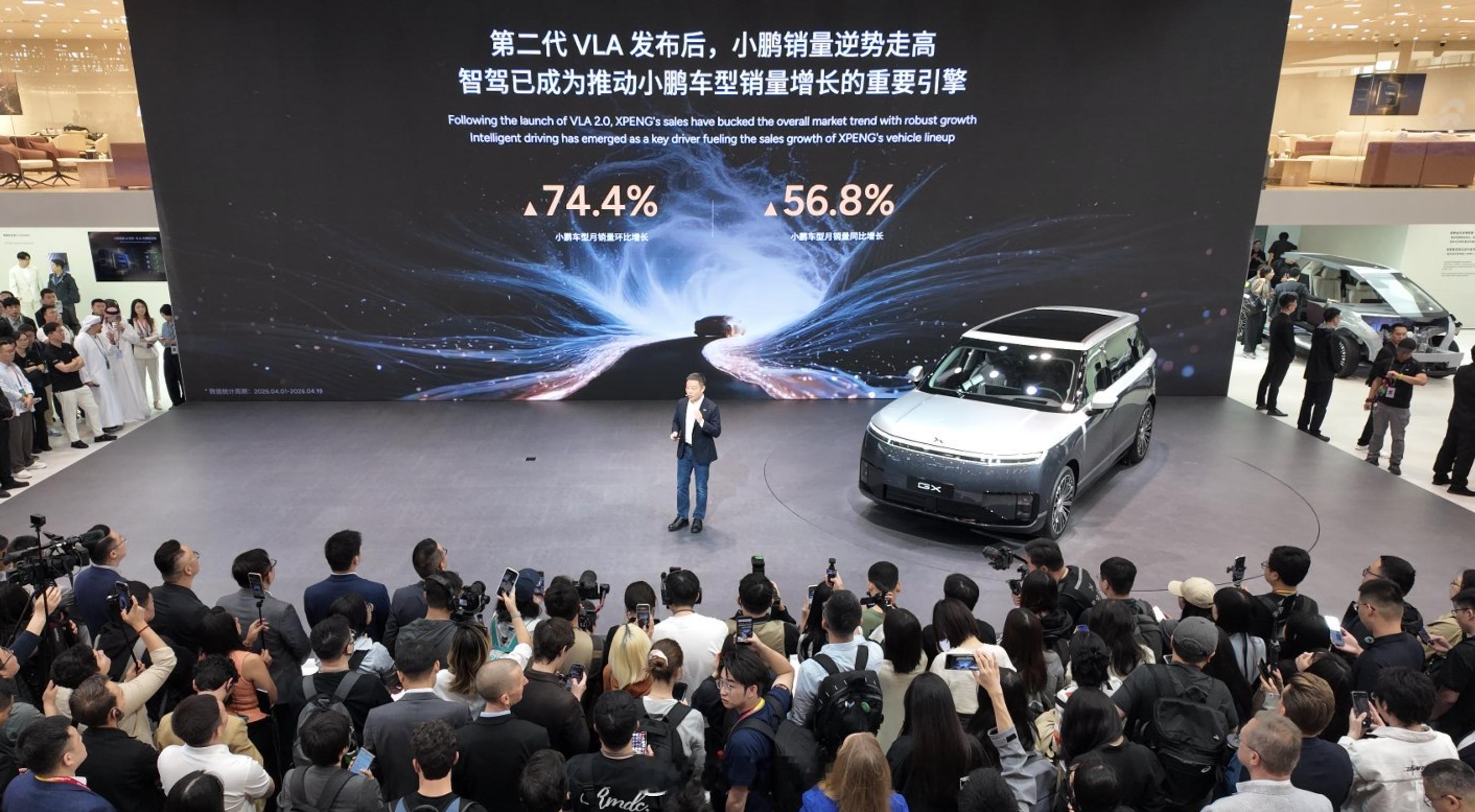 小鹏这次的展台，带来了全新的旗舰 SUV 小鹏 GX，预售价 39.98 万，这