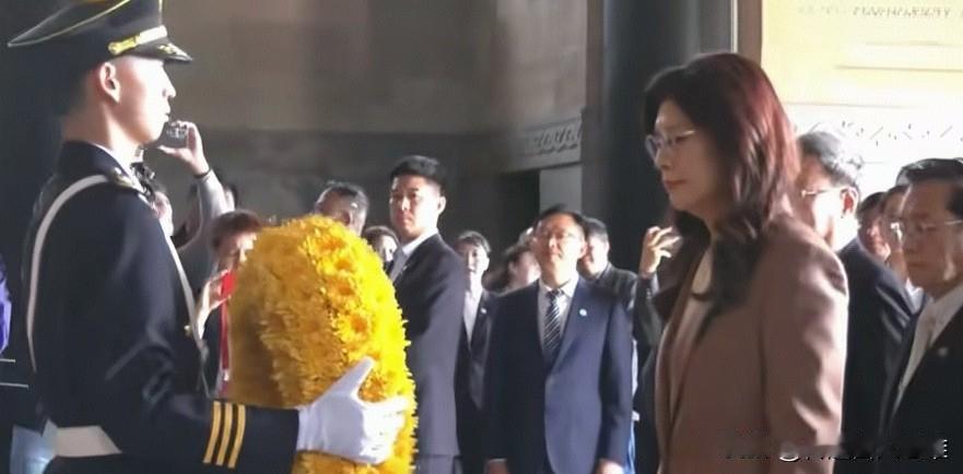 中国国民党主席时隔十年，再次回大陆祭奠孙中山先生，感慨万千。现任中国国民党主席郑