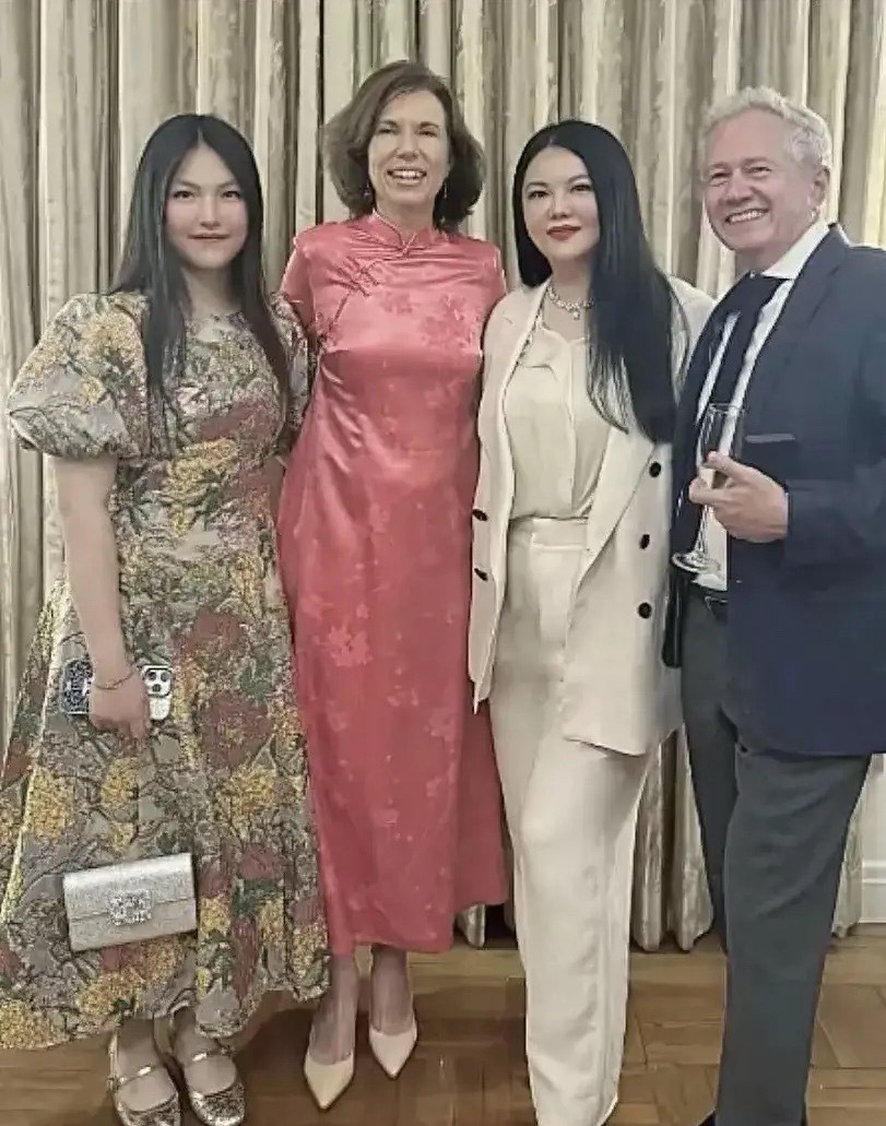 有网友说，李湘闺女的这条裙子没选好，看上去特别显老。跟李湘同框，不像母女，像姐俩