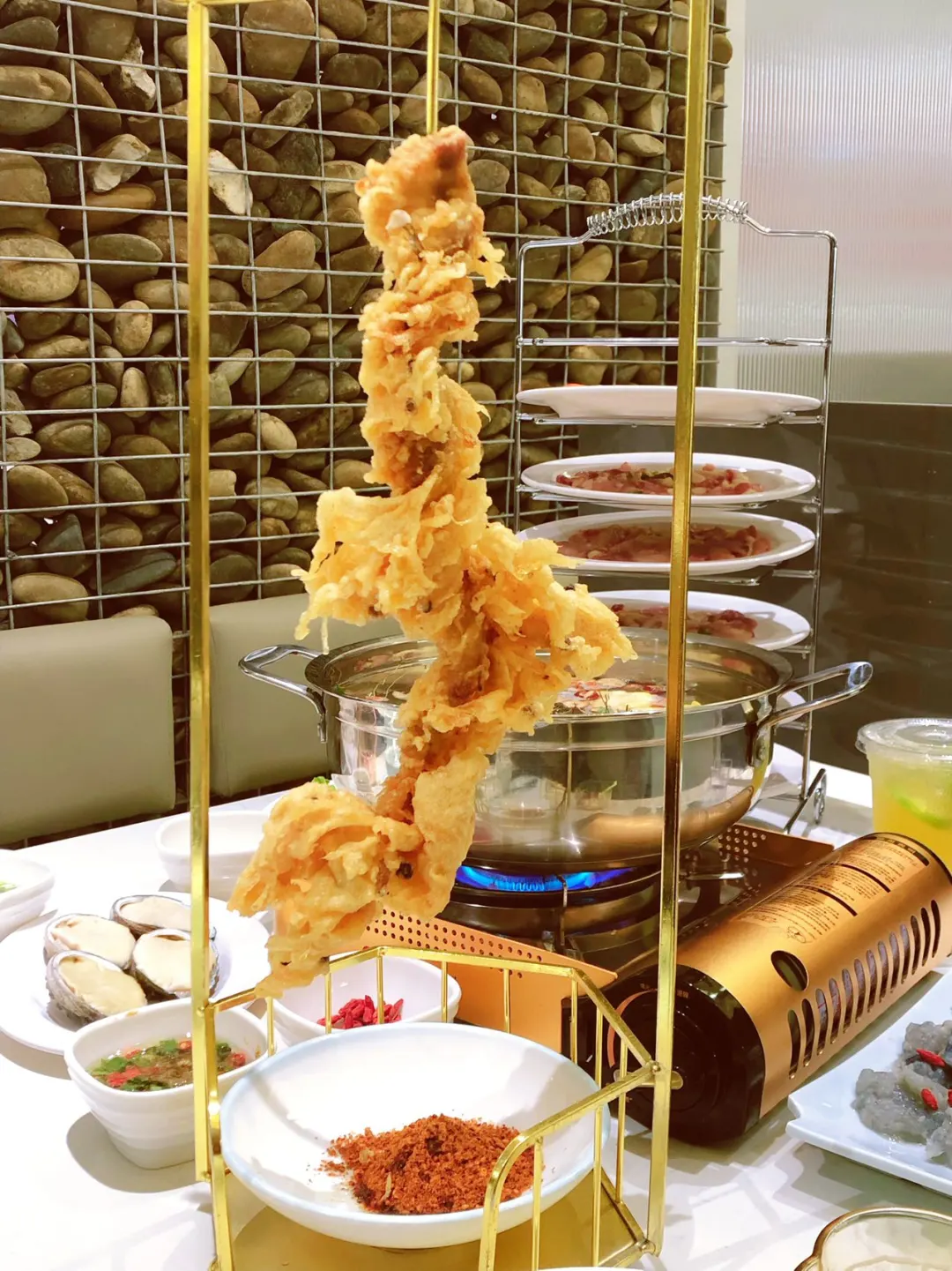 这家脆皮鸡煲敲霸气的酥肉，不尝绝对会后悔