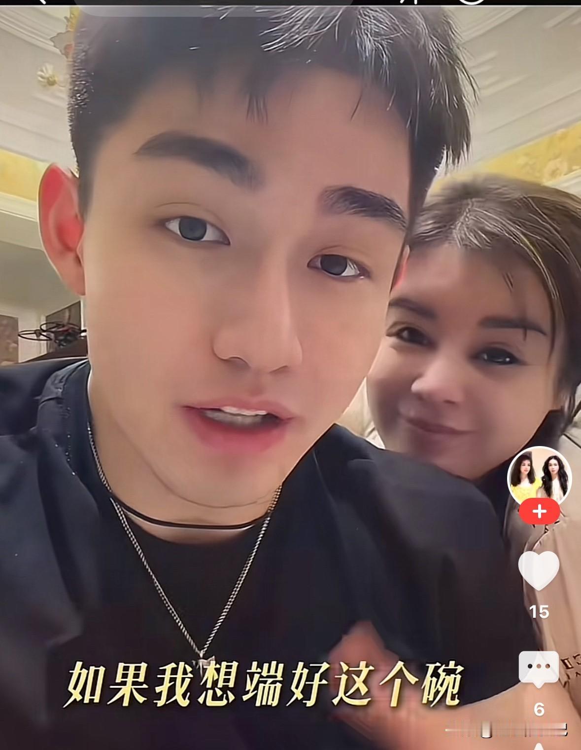 为了证明两个人的关系，任任非得当着网友的面亲于文红，于文红像个情窦初开的小女生一