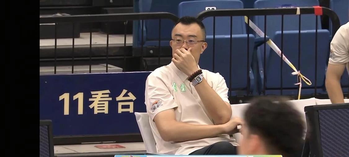刘子扬19岁，付远旭19岁，这俩名字已经躺进辽篮大名单了。
再往后翻，清一色00