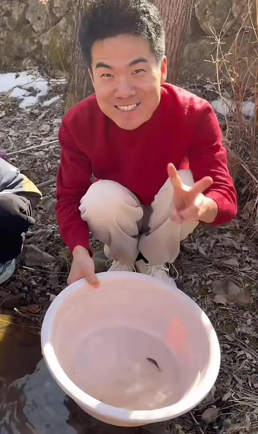 今天是大年初四，也正是情人节前夕，身穿红色毛衣的董宇辉牵着一个身穿红裙的小女孩，