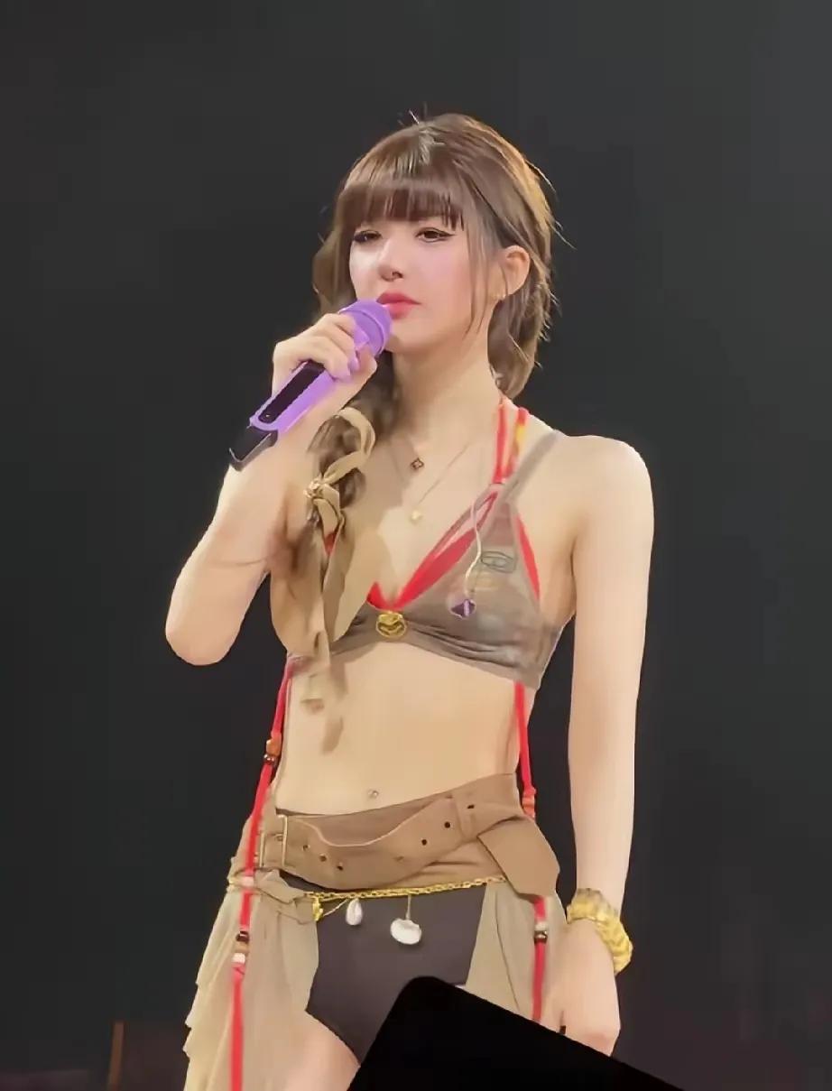 抑郁正好了，性格也开放了，最近赵露思在澳门开的个人演唱会，成了不少人茶余饭后的谈