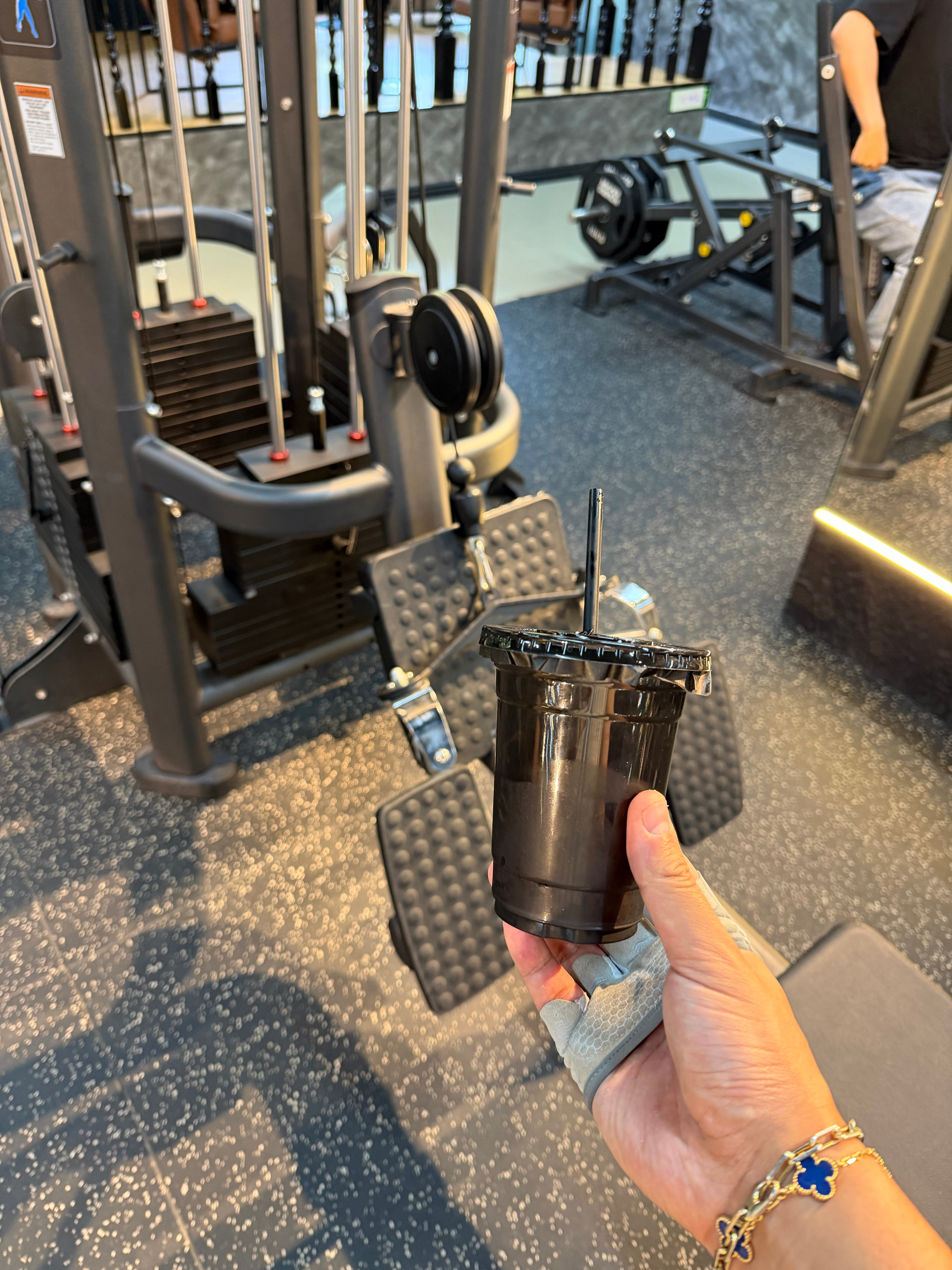 男人的快乐也挺简单的一杯苦水 一堆铁片玩一下午还挺开心