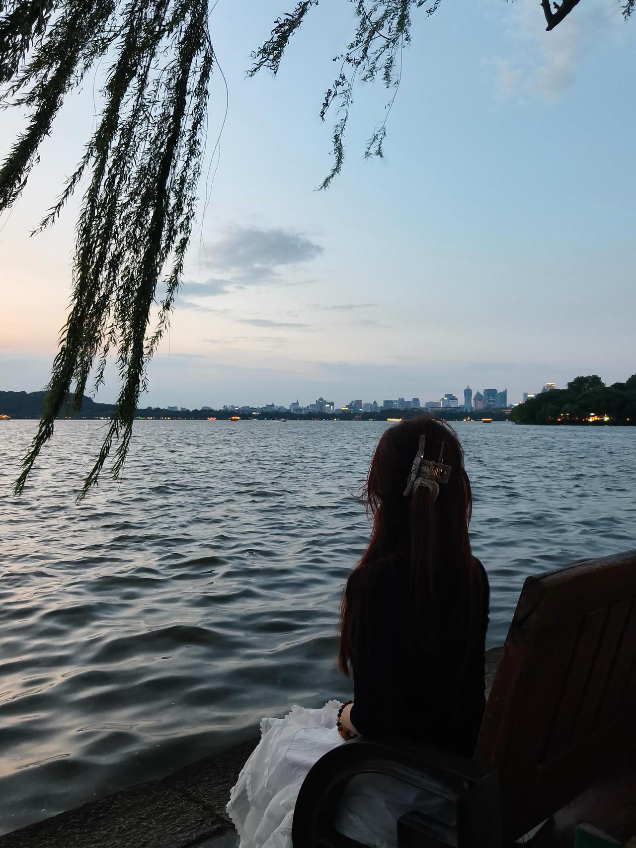 你别不信，
有本事的女人
天天都在忙

不是瞎忙，
是心里有谱地忙。

早上起来