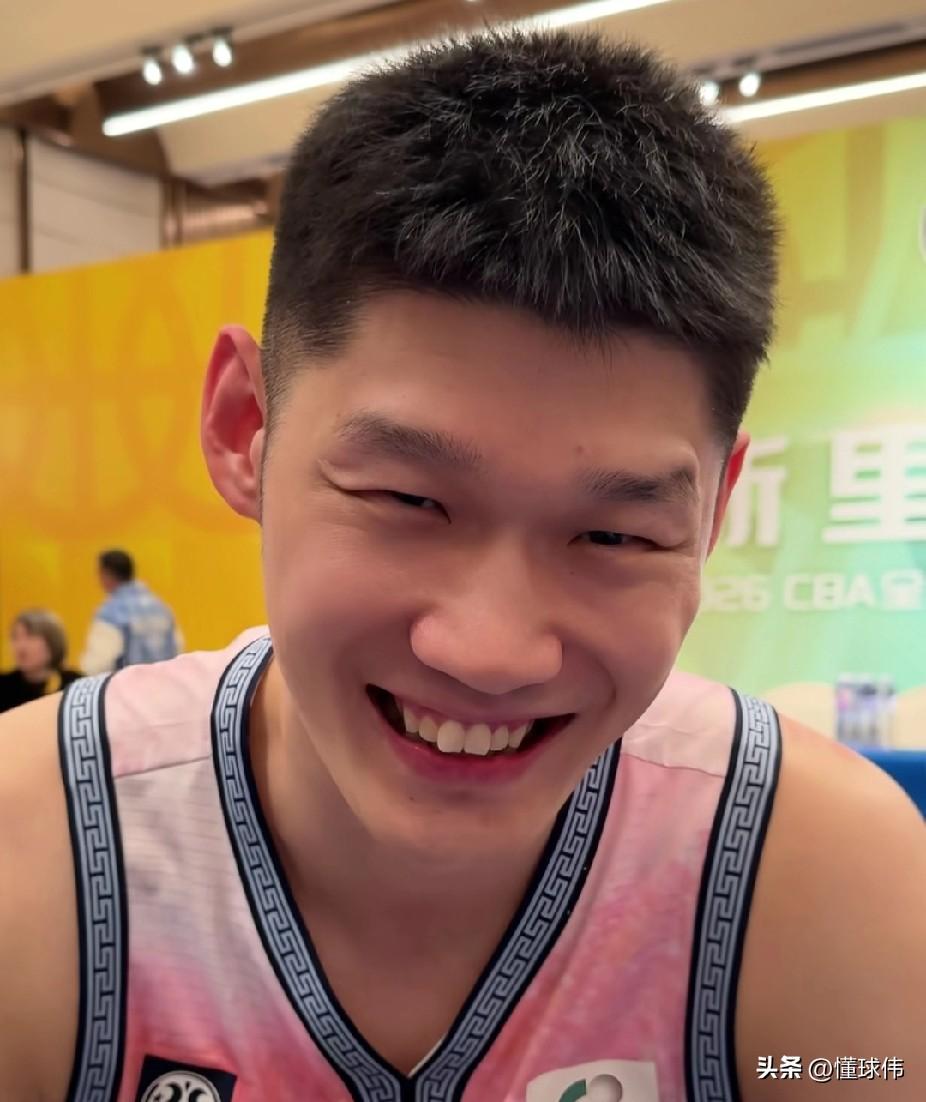 绝对的好男人！胡金秋回忆第一笔工资：

“第一笔工资拿到之后。”

“我跟队友去