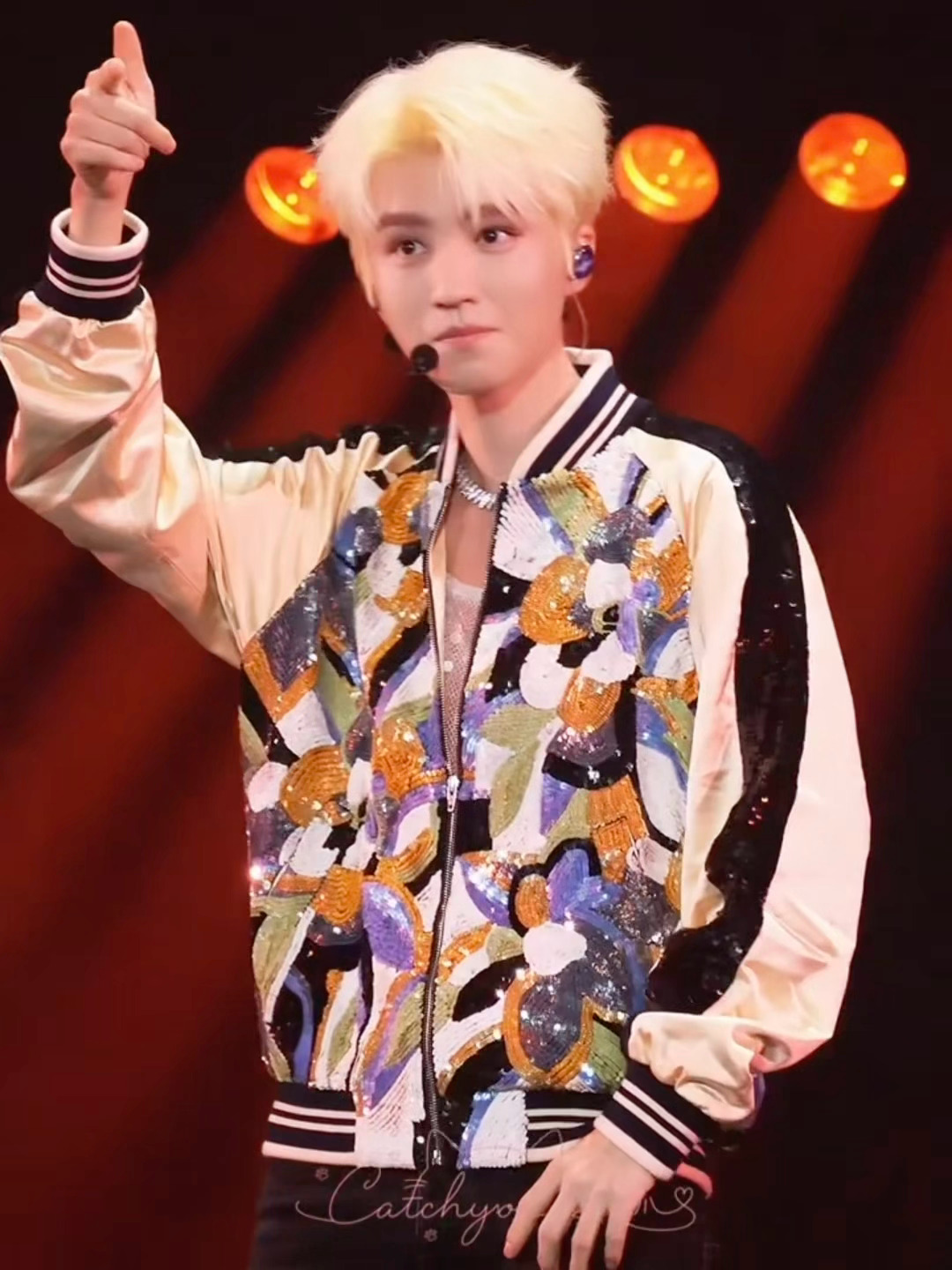 唱跳就唱跳，小表情为什么这么勾人😰🥵🥵王俊凯当潮汐漫溢巡回演唱会