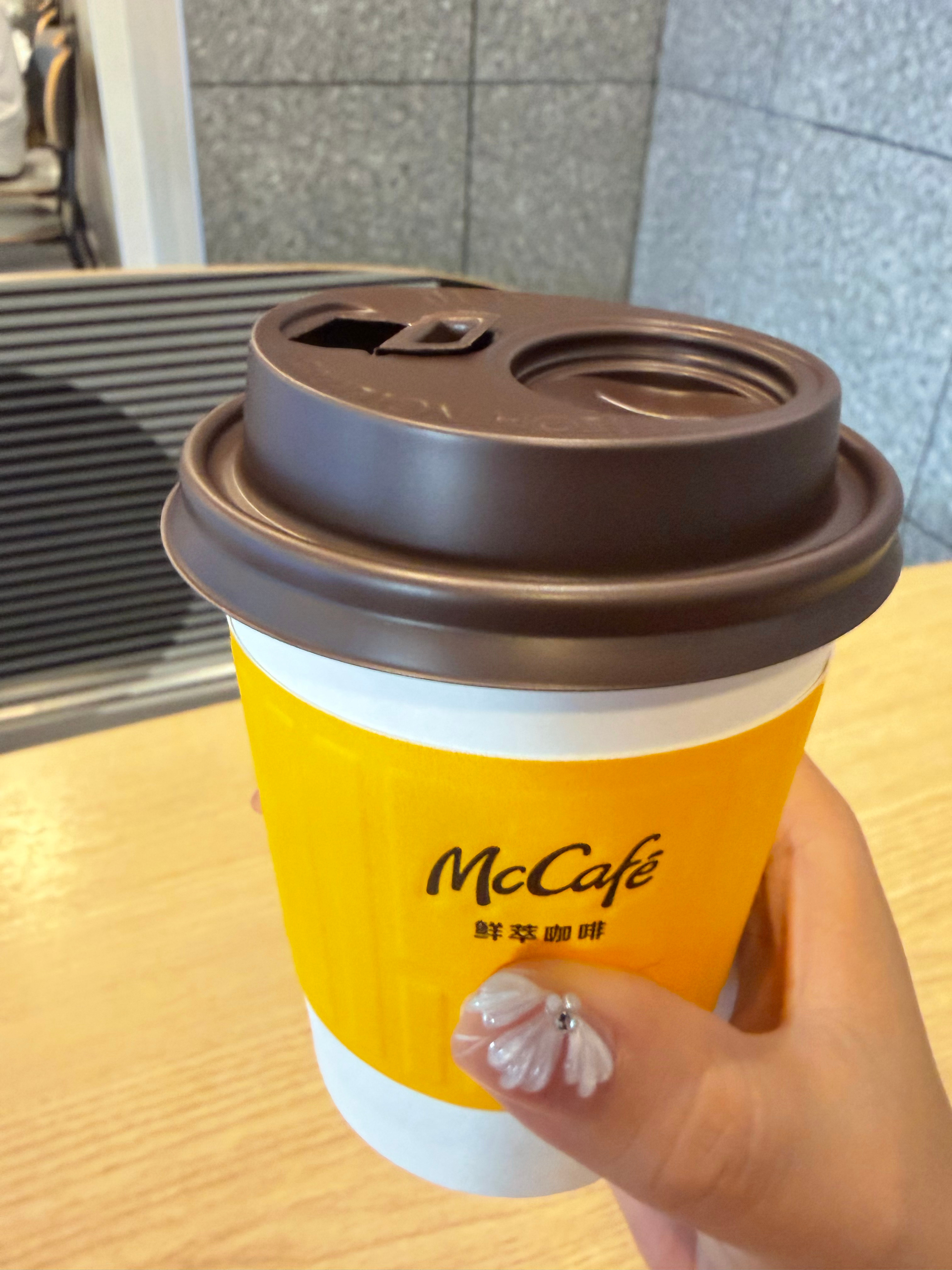 已到工位消息秒回喝完这杯美式，开启工作 