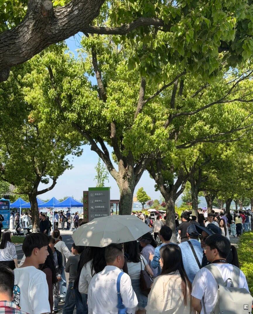 宁波东钱湖五一假期人山人海太热闹 2026年五一假期，宁波东钱湖迎来大量游客，开