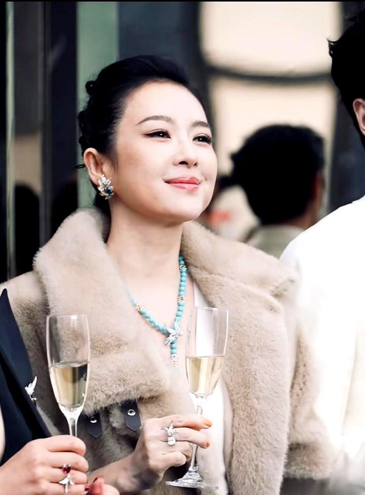 章子怡胖了？生图面部圆润上热搜，网友炸锅以为她“医美翻车”或发福，结果真相是她为