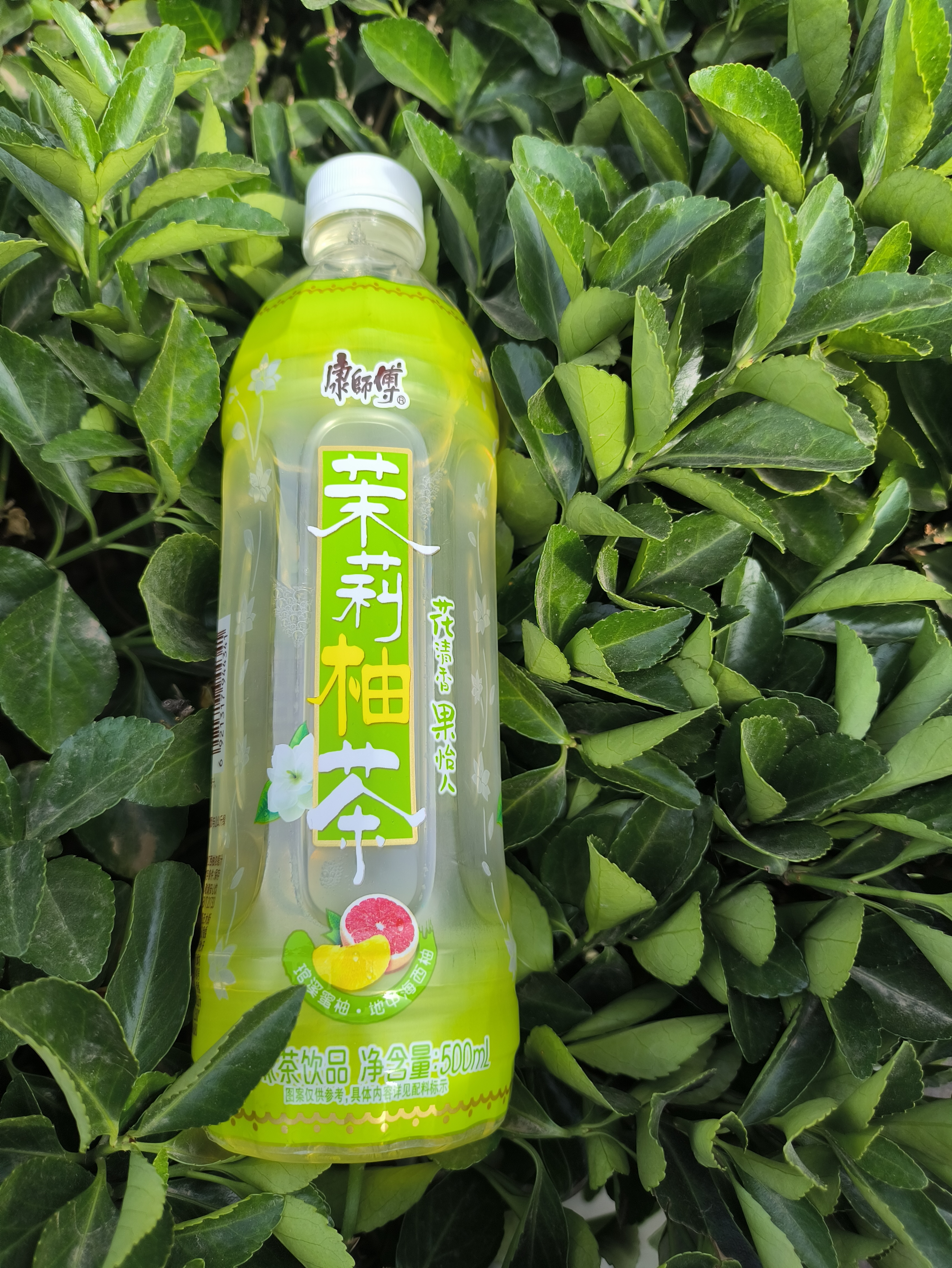 茉莉开清香来闲暇出门散心必备好物，便携瓶装康师傅茉莉柚茶轻松随行。天然茉莉香气融