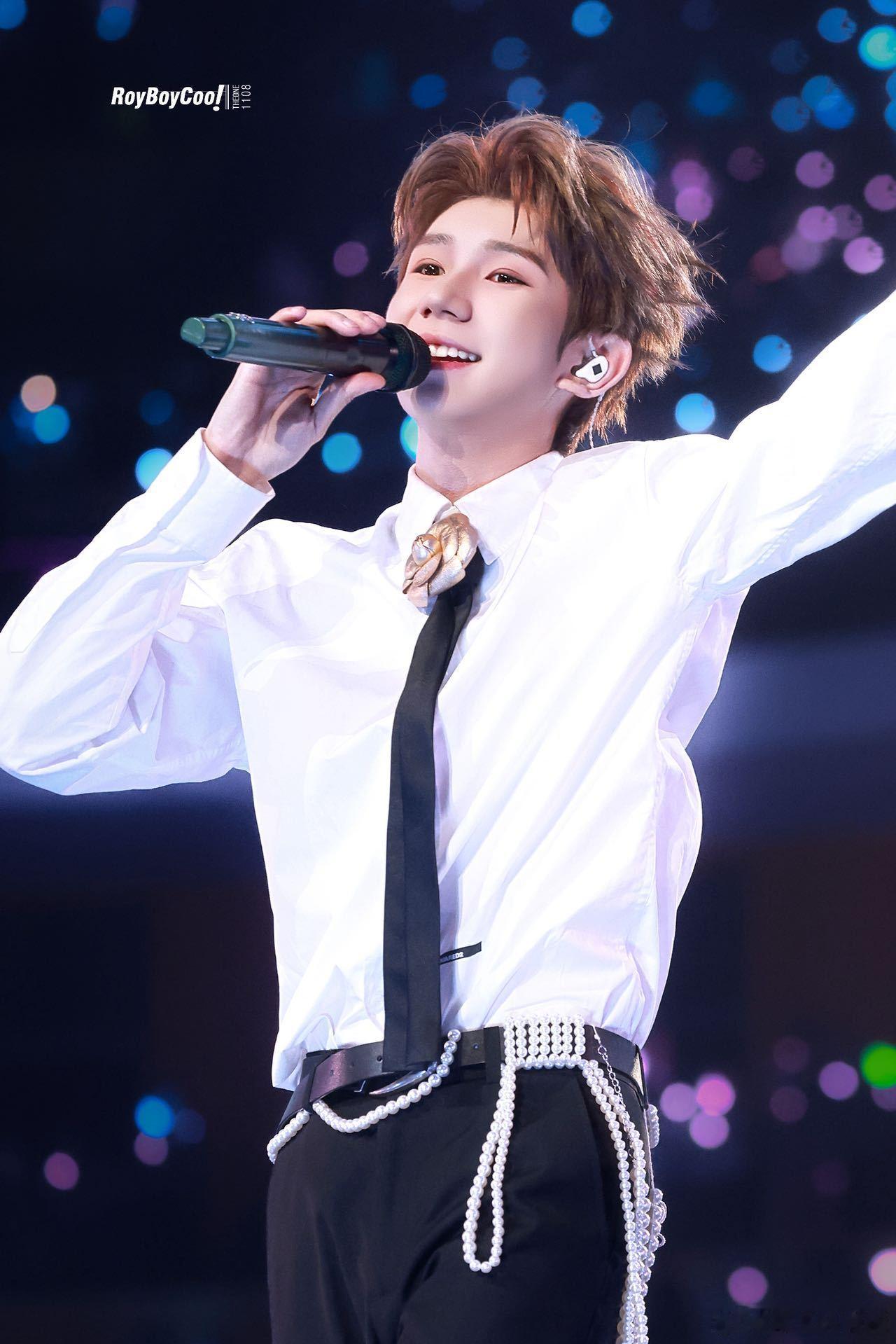 王源说不知道为何都让我脱掉现在粉丝都这么敢喊了吗，台上的王源整个人都听懵了哈哈哈