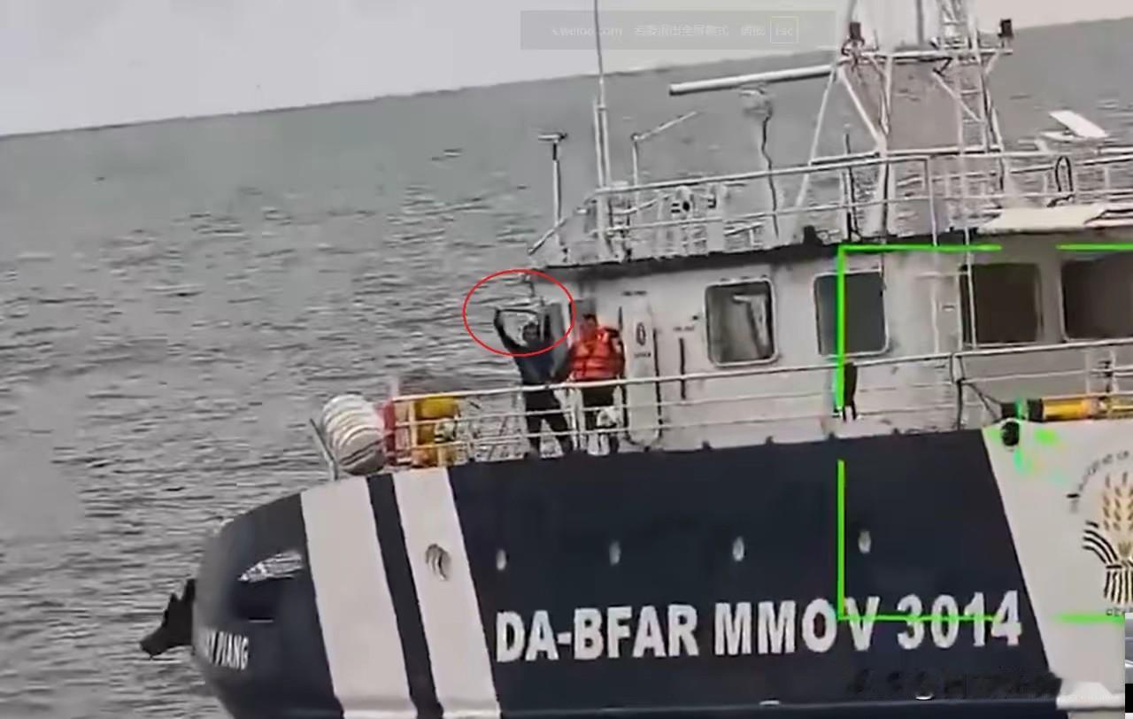 中国海警在黄岩岛清场，水炮猛攻菲律宾船只，菲方人员举起白旗抱头鼠窜！


中方宣