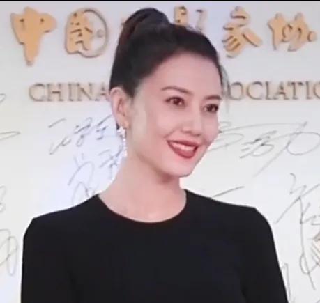 43岁高圆圆高马尾造型这黑色长裙配上迷人笑容好减龄[玫瑰][玫瑰][玫瑰]气质真