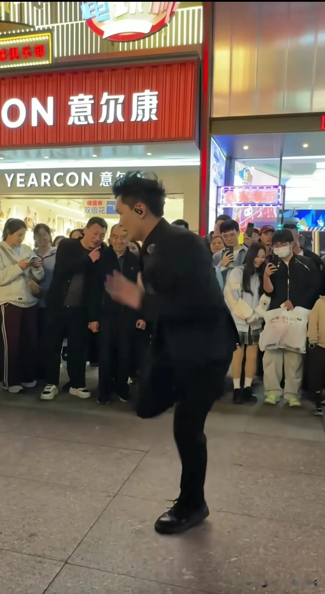 原地跑的呆头小生[笑哭]
这个原地跑的哥们你如果常刷小视频，就一定看到过。
他真