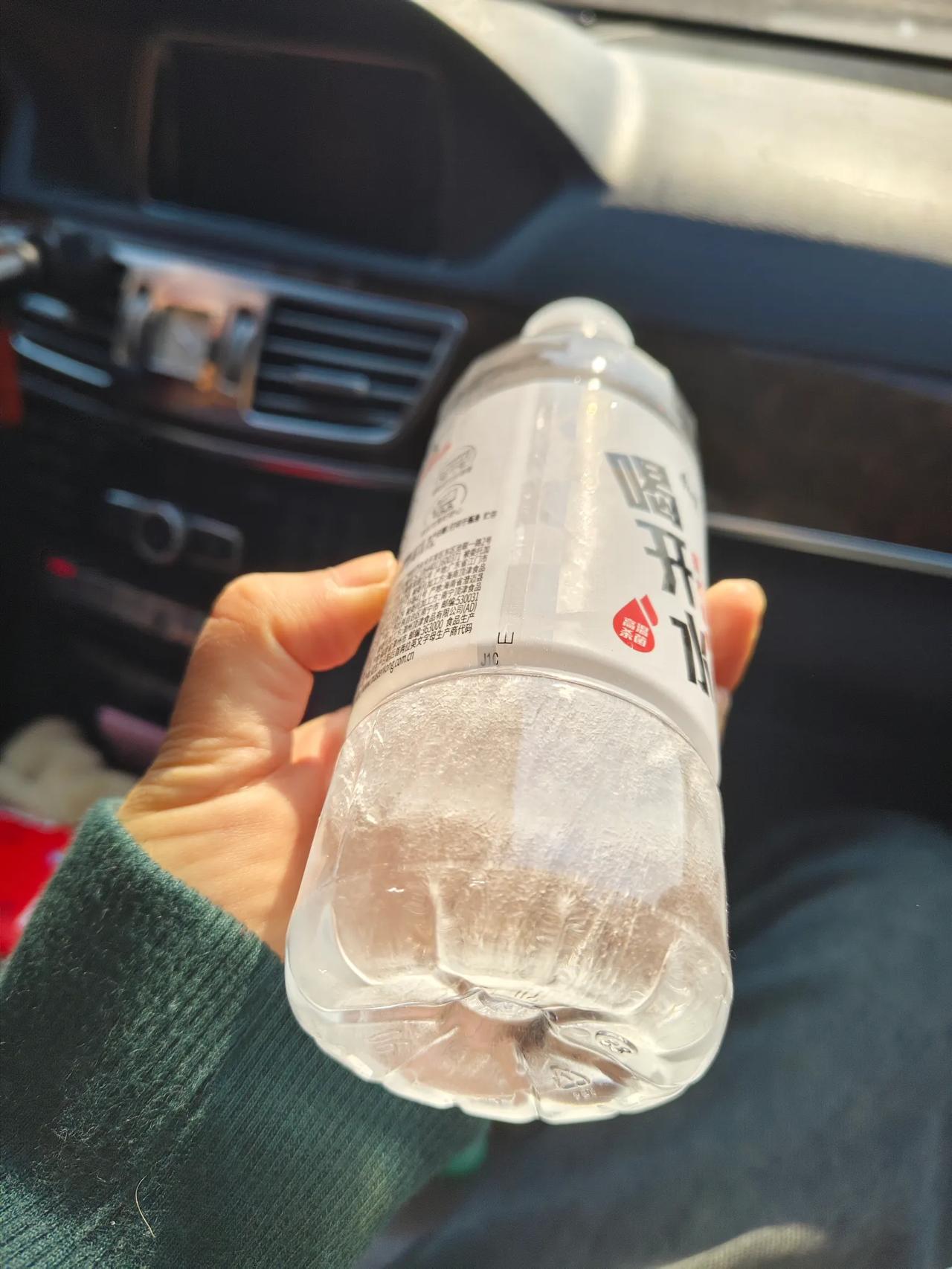 三月中旬的长春，晚上还是零下，放在车里面的矿泉水，一个晚上就被冻的结结实实，完全