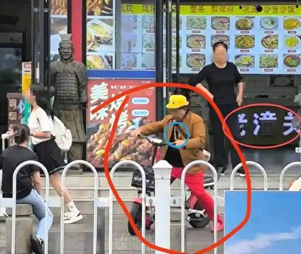 徐州火车站一肉夹馍店宰客引众怒

徐州火车站老潼关肉夹馍店这回被推上风口浪尖，一