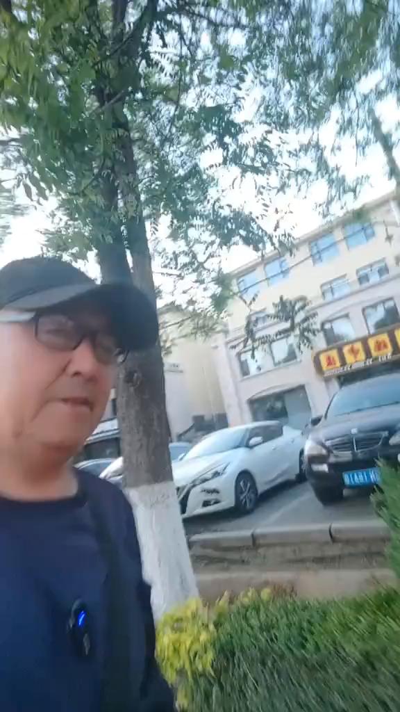 现在是四点五十，看看这马路上一个人都没有多么肃静。我现在已经出来遛弯了，因为现在