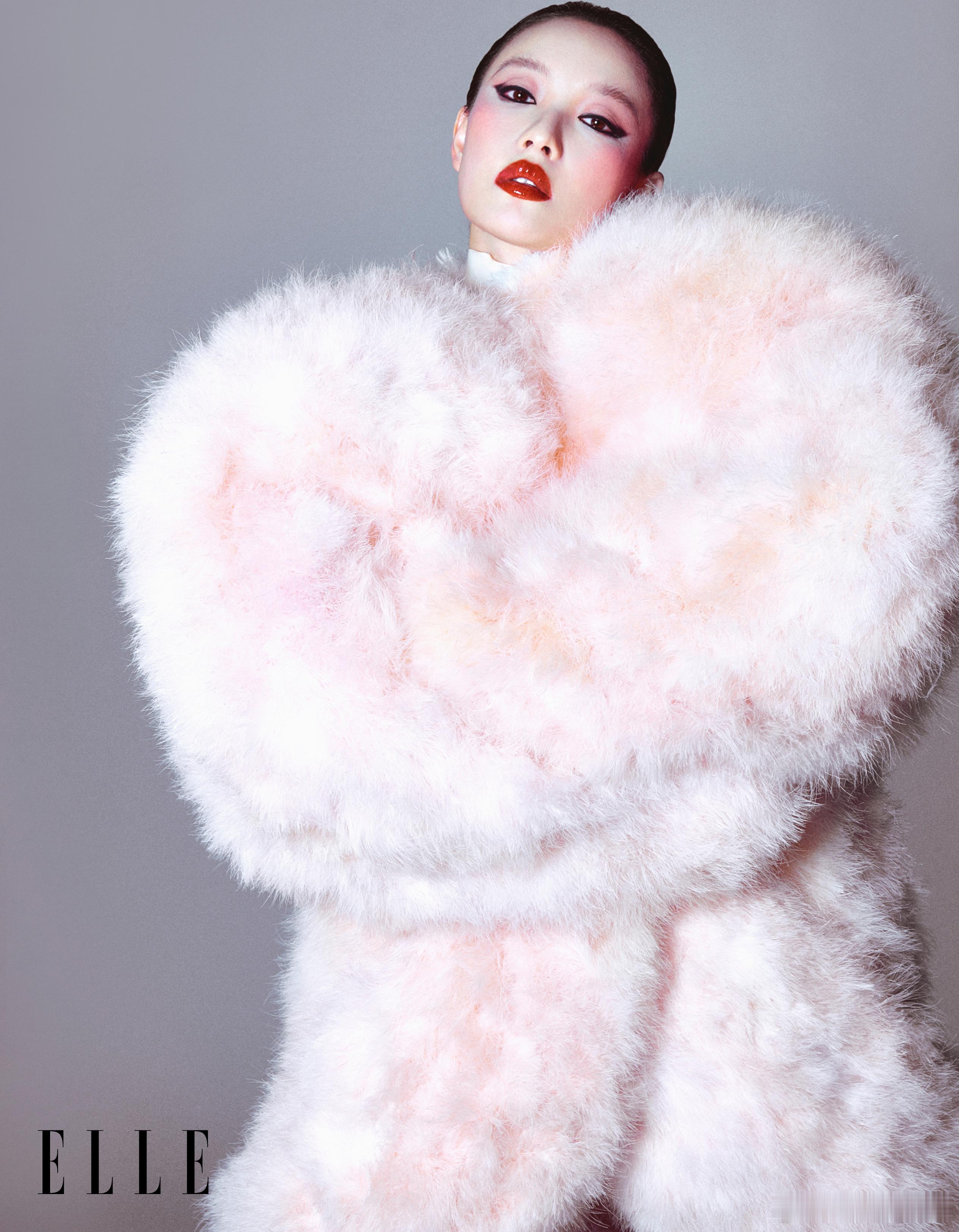 倪妮登上《ELLE 》3月开季刊封面，通过极具张力的视觉语言，以及多元化的造型和