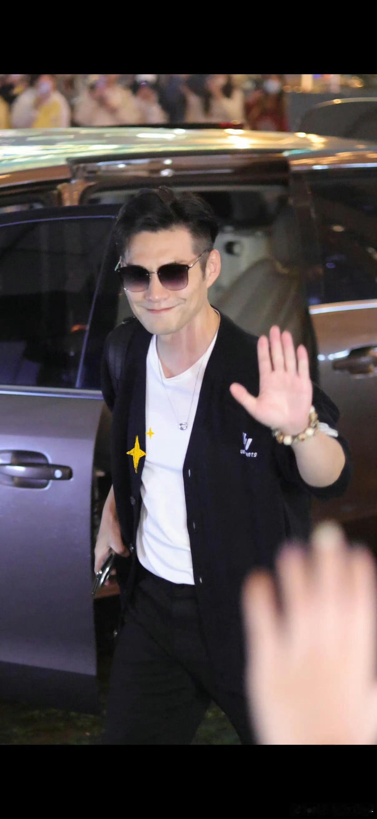 严屹宽完全是daddy级别的不愧是初代建模！这个严屹宽完全是daddy级别！期待