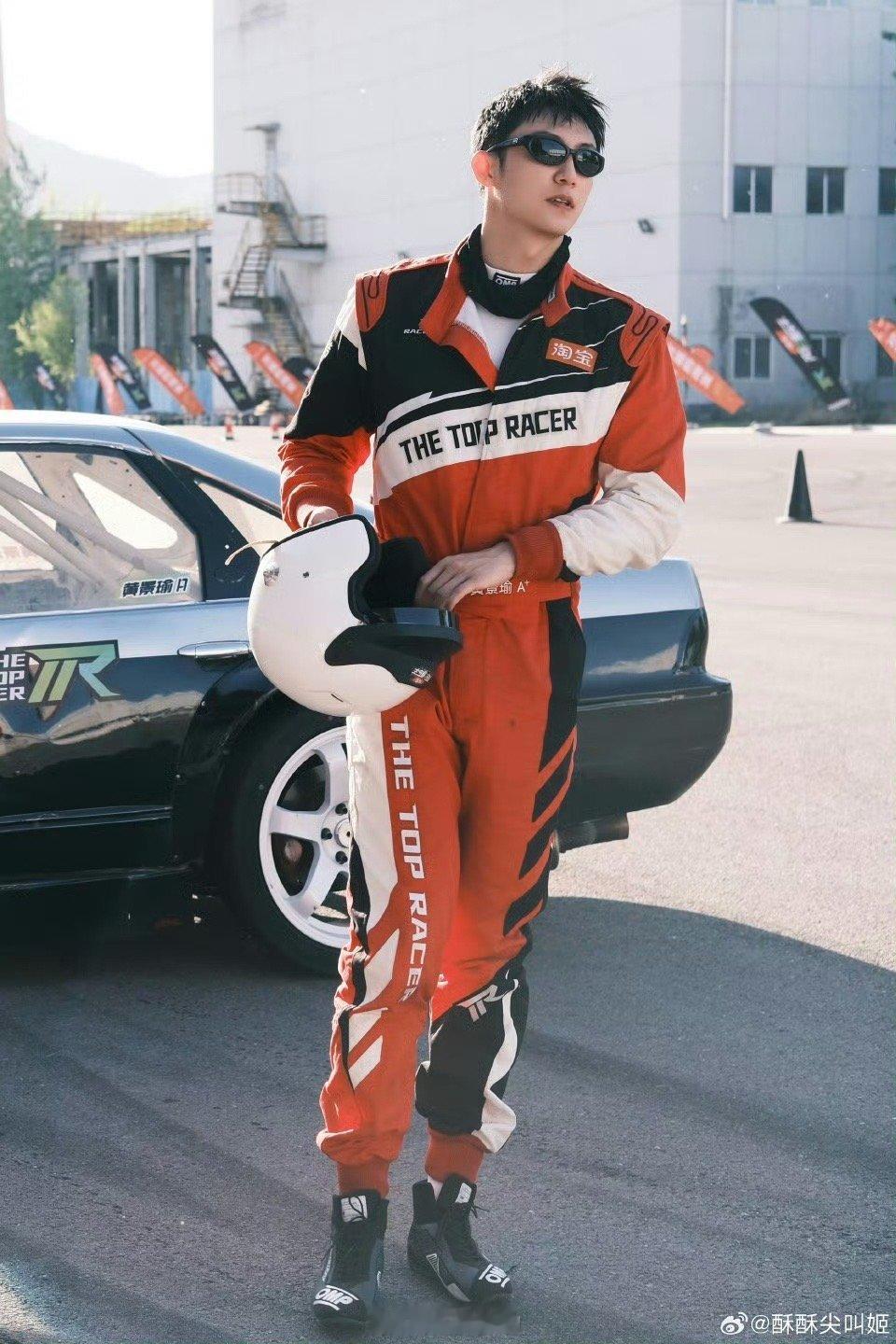 黄景瑜肩宽腿长一屏放不下 黄景瑜呼吸我心动，黄景瑜走路我沦陷，这个肩宽腿长的比例