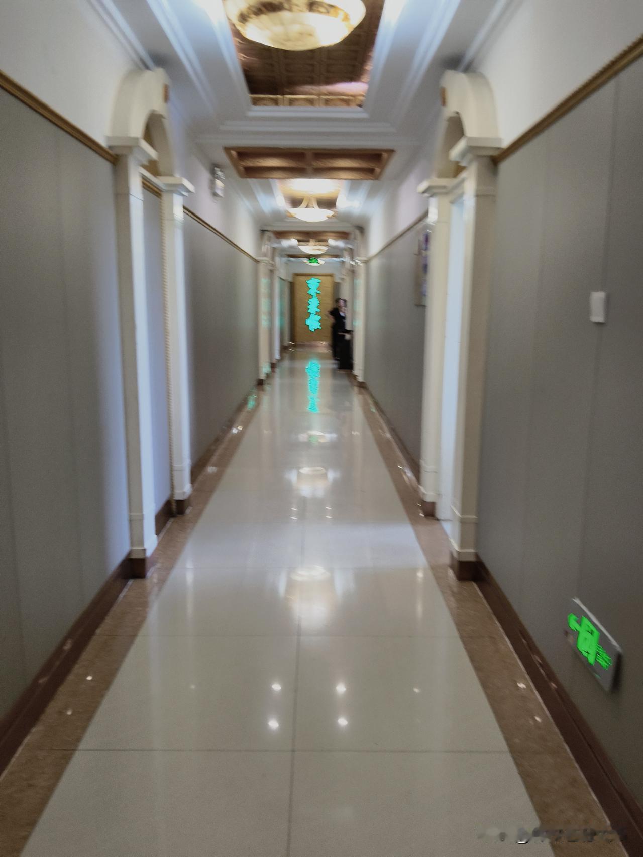 周六东来顺参加婚宴，这个地方交通便利，地处大十字路口南来北往，东去西归。
清真饭