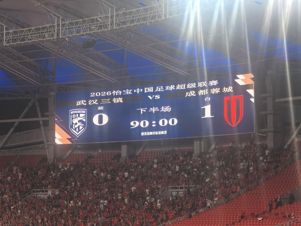 中超第六轮，武汉三镇主场0-1不敌成都蓉城。本场比赛三镇主教练莫拉对阵容做了较大