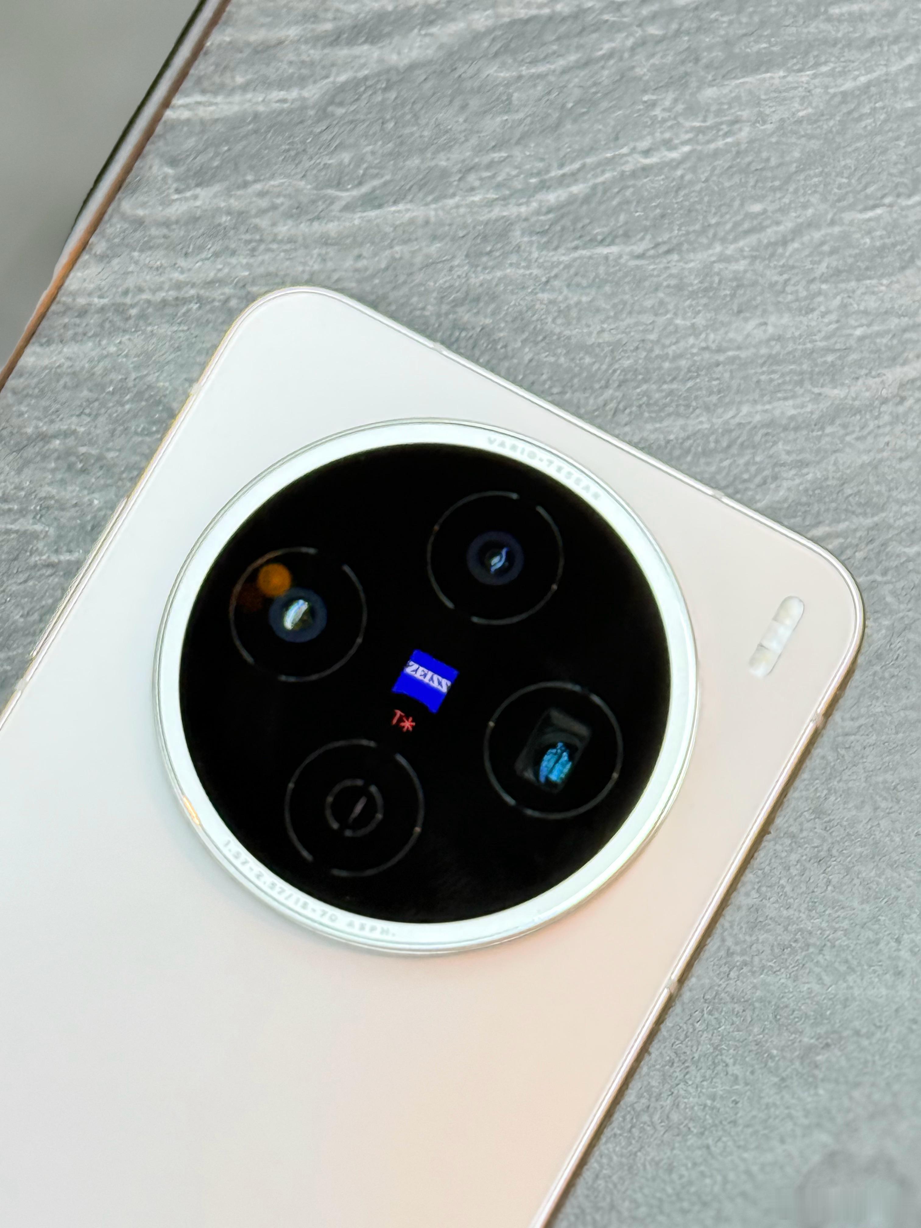 新手机 vivo X200s小直板➕白机身，正面近乎四边等宽，拍照比某些友商旗舰