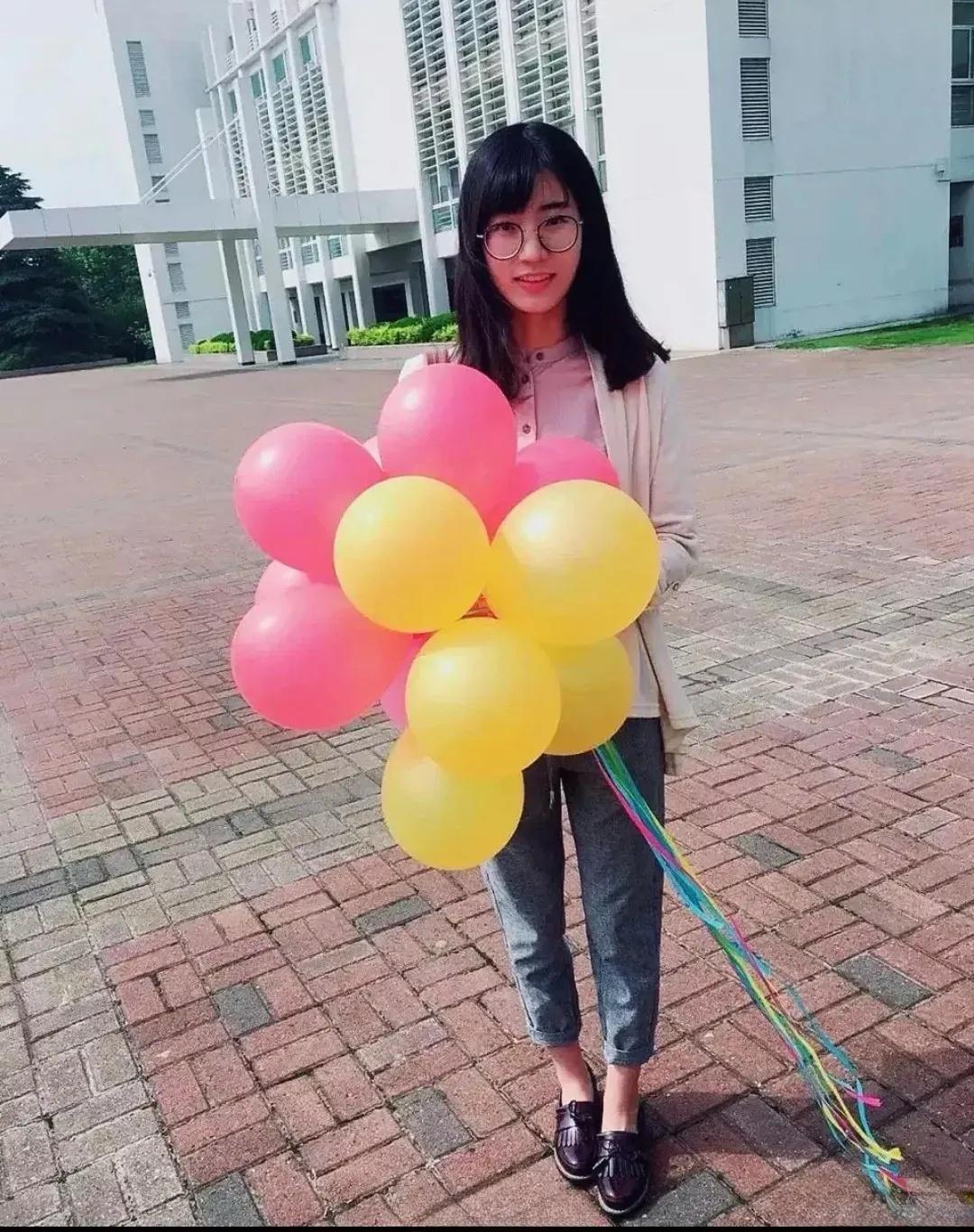 出轨学生，有违常理。聊天内容十分露骨，尺寸之大，令人咂舌。上海市第二中学化学化学