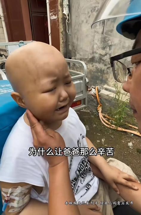 “看哭了！”2024年山东，男子在路上看到一个光头小女孩坐在电动车上，手上还插着