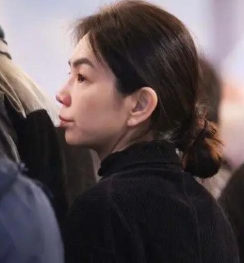 [月亮]袁惟仁出轨的后果就是子女在自己的灵堂上喝奶茶，比耶拍照。袁惟仁的告别仪式