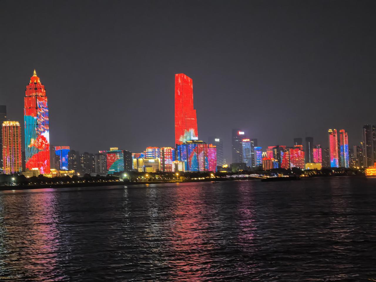 晚上到武昌江滩转了转，真的是很漂亮哦。两边霓虹，璀璨绚烂。游船像一条盛装的大鱼，
