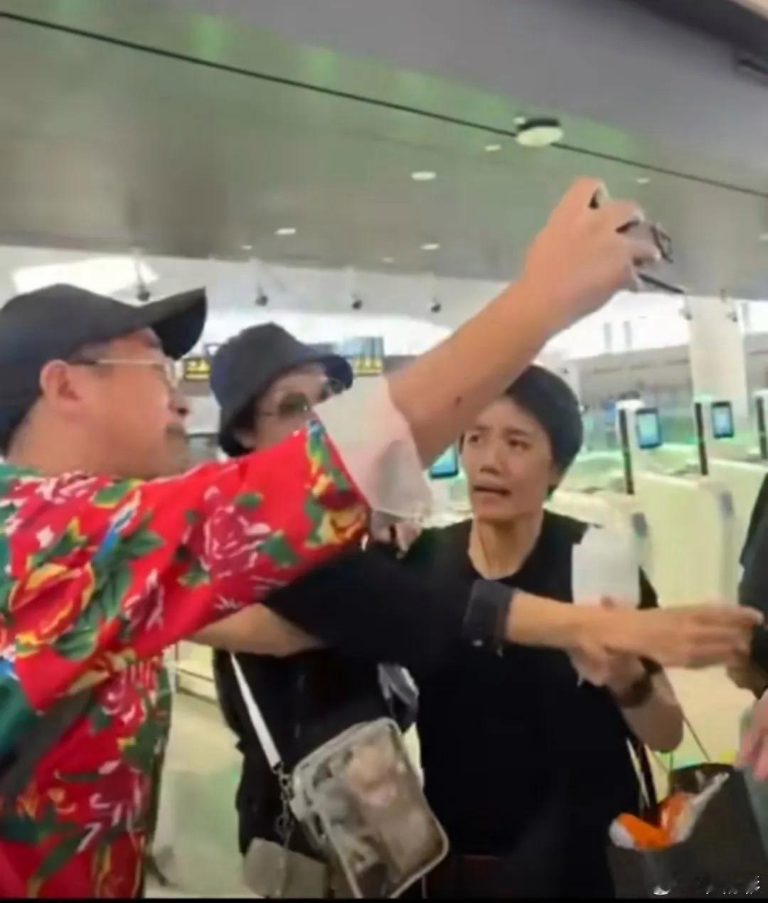 叶童被破口大骂的粉丝吓到！！！7月22号，叶童结束了《新白娘子传奇》30周年演唱