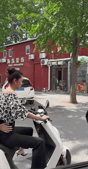 男子想撩妹，却被俩女子怼了回去，还被说得一无是处。然而过了一会儿，开车的女子偷偷