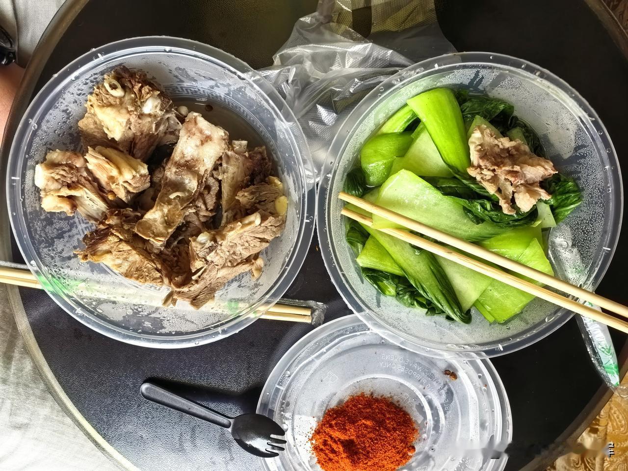 今天下午就要搭乘飞机，从敦煌返回杭州。中午在外打包了一斤88元的手抓羊肉和一份青