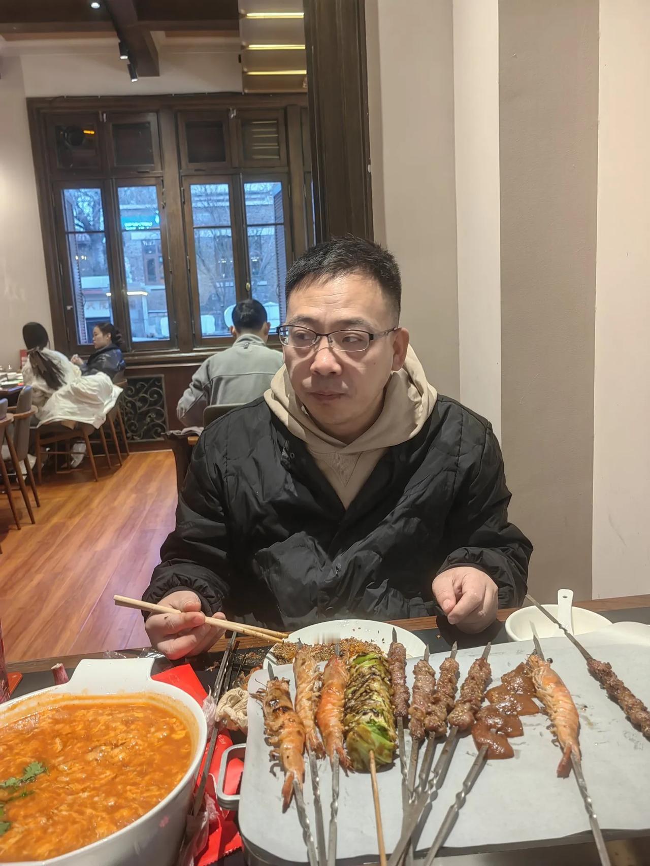 周末又大幅度降温了，出来吃个烧烤暖暖胃……