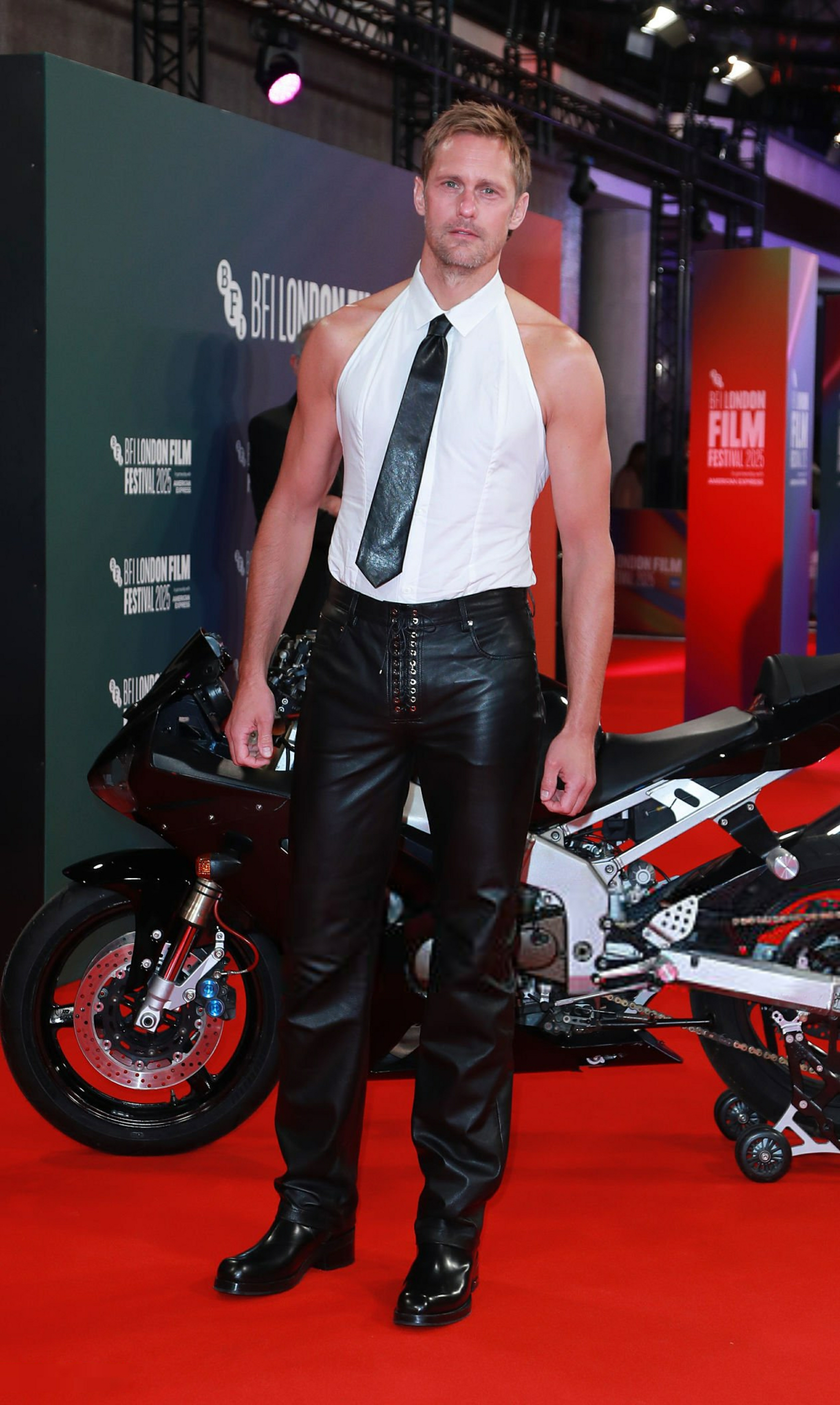 啊啊啊！E大Alexander Skarsgård性感露背装亮相主演同影《后座》