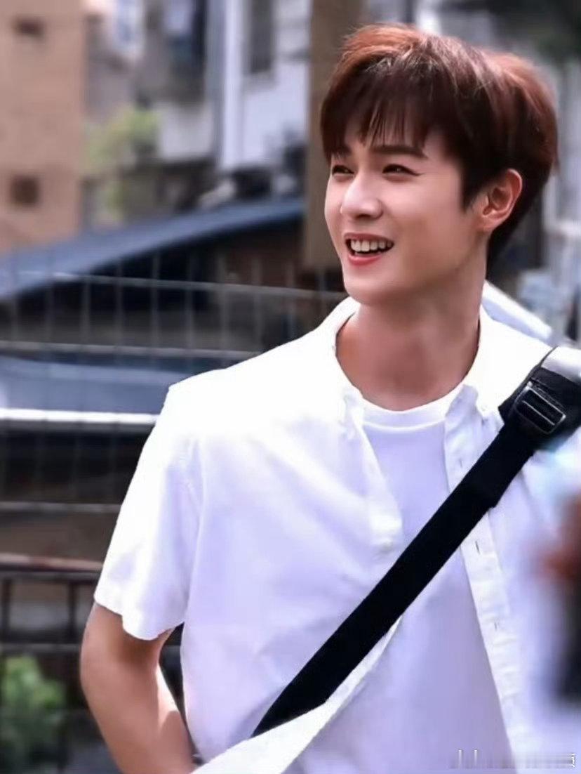你好星期六李昀锐跳舞简直是舞神 你好星期六 李昀锐化身舞台焦点，跳舞自信又优雅，
