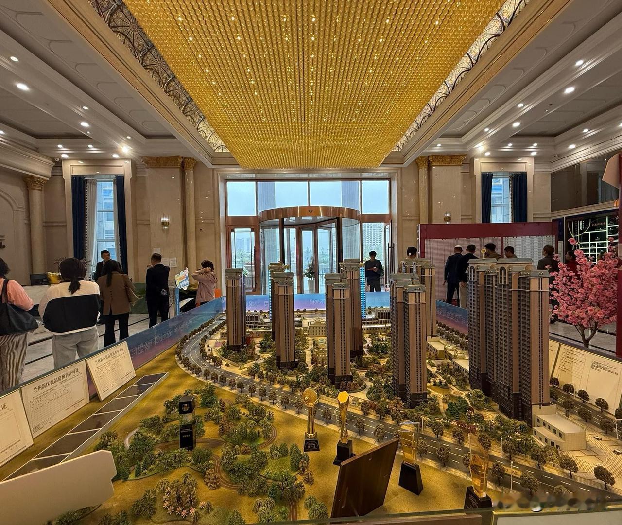 甘肃省兰州新区
今年8月启动并发放首批房屋征收安置房票以来，工作稳步推进，成效初