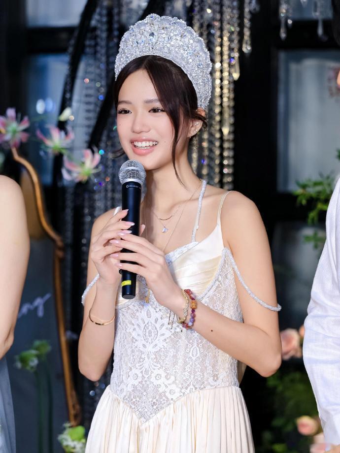 钟丽缇给二女儿办成人礼 钟丽缇给二女儿办成人礼，jaden18岁生日快乐呀~ 钟