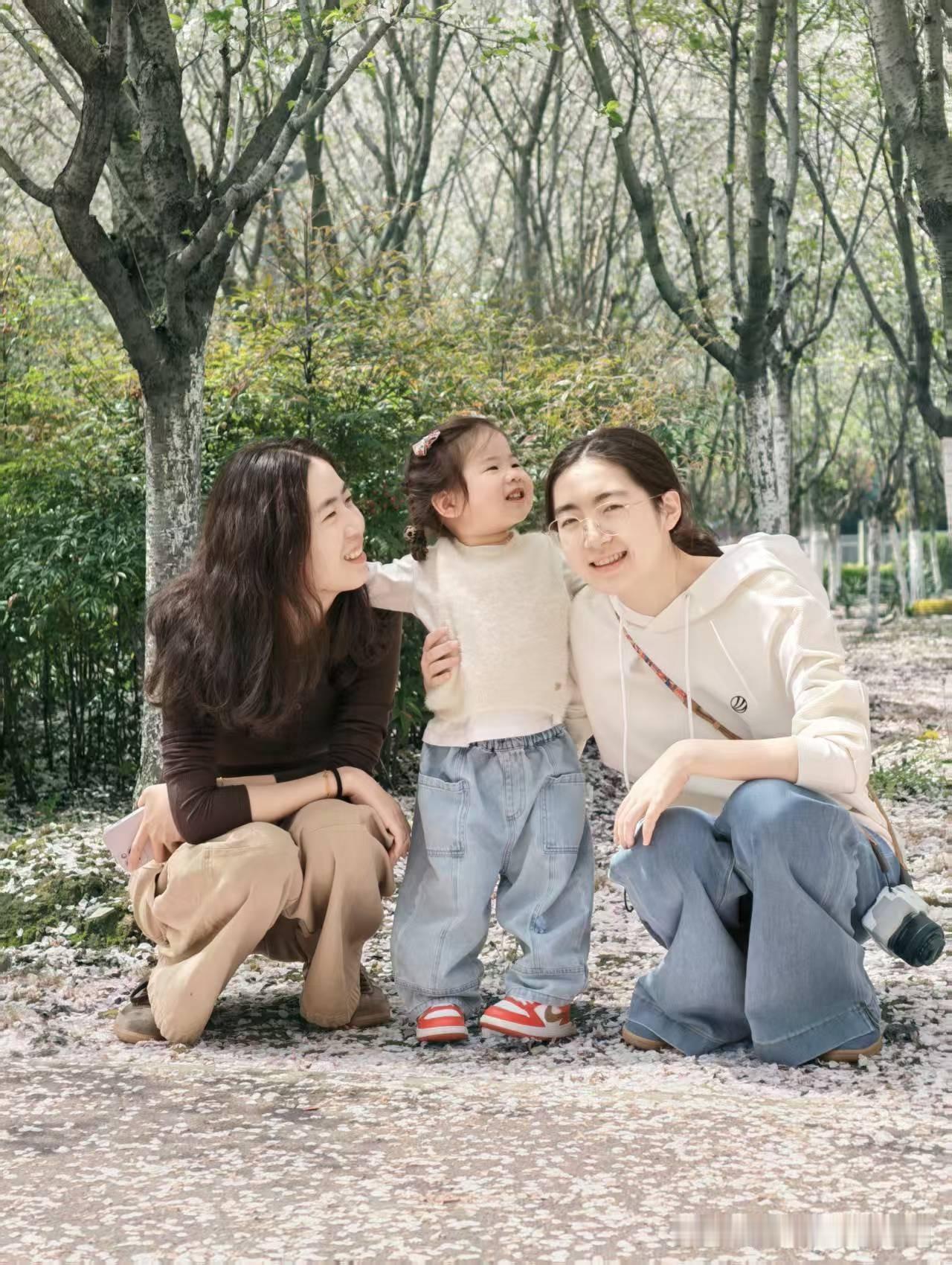 听说我病了，小宝贝带着妈妈来探望，还不忘让买点吃食带上。
3月27晚上，我的眼睛